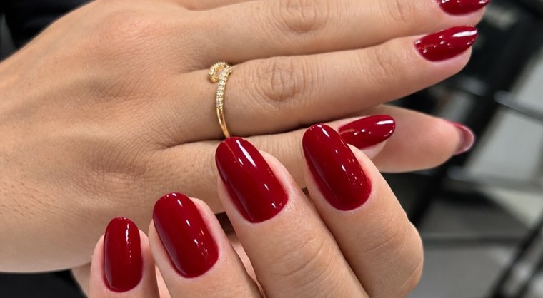 Trabalho de unhas feito no salão
