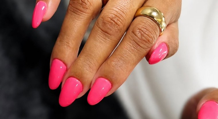 Unhas rosé feitas no salão