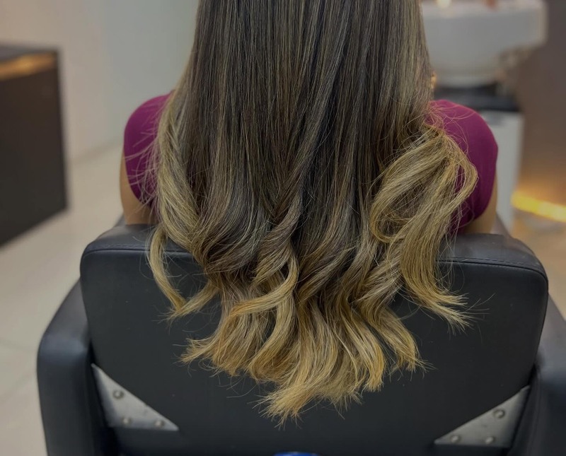 Cabelo com ombré na cadeira do salão