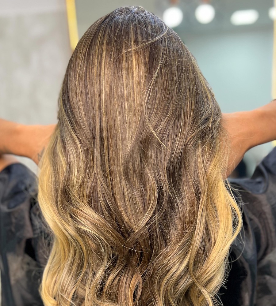 Cabelo com balayage e ondas feito no salão