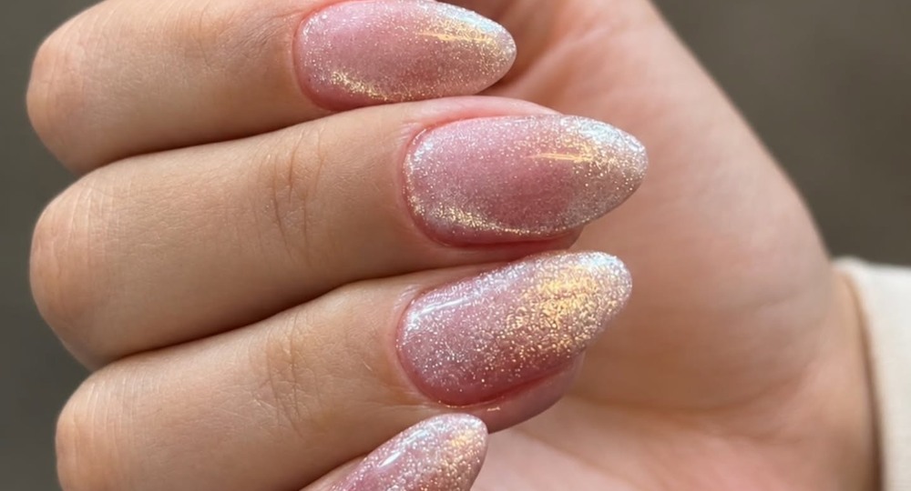 Unhas com efeito brilhante feitas no salão