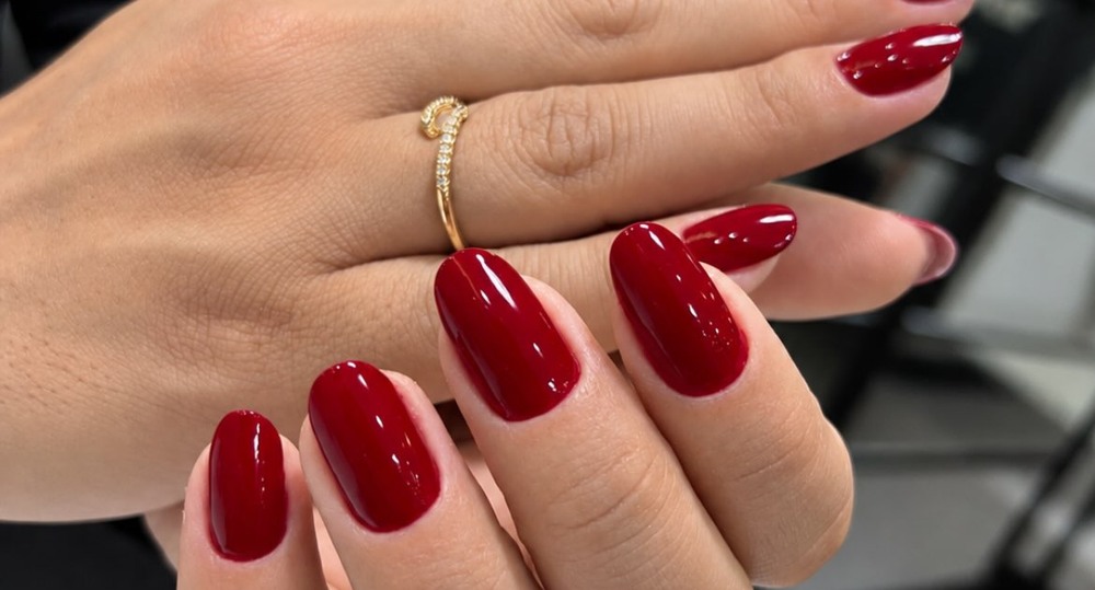 Unhas vermelhas feitas no salão