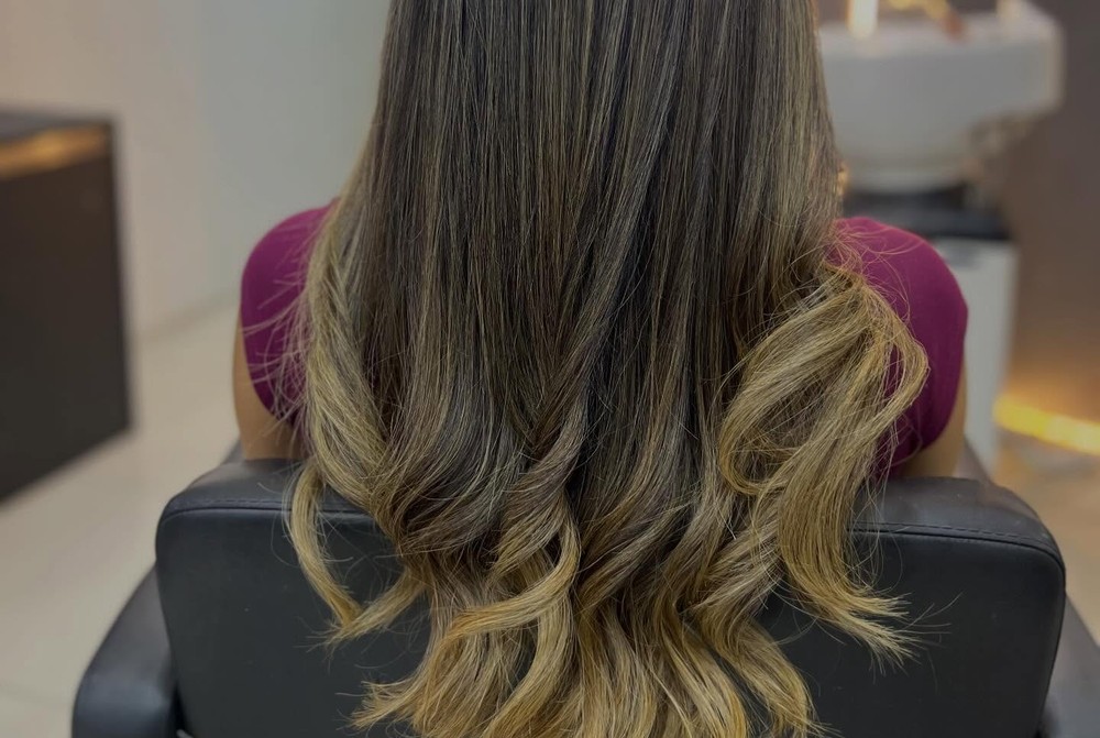 Cabelo com mechas douradas feito na Unique Beauty Salon