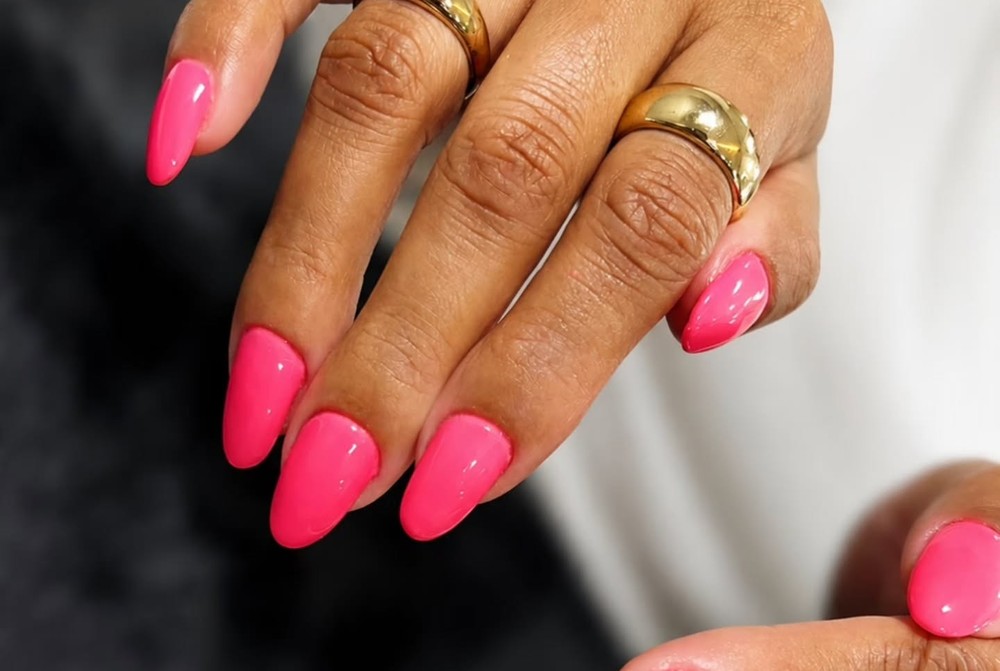 Unhas em gel rosa pink
