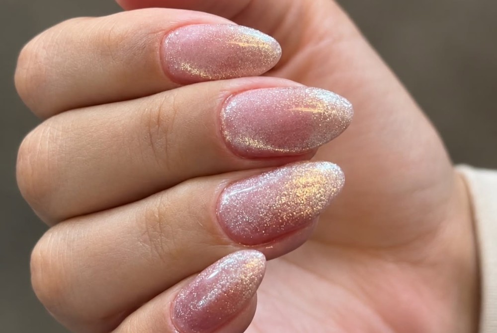 Unhas decoradas com brilho rosé